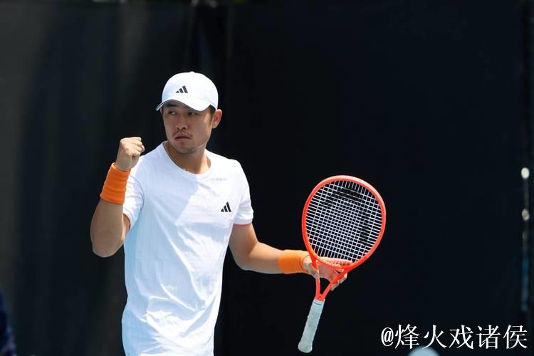 吴易昺澳网正赛首胜！四盘激战成功晋级